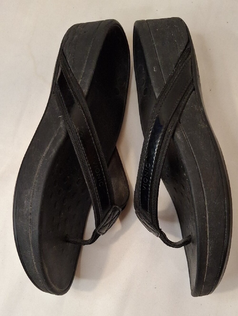 Vionic Women's Black Synthetic Comfort Thong Flip Flops, with Patent Straps - Picture 3 of 10